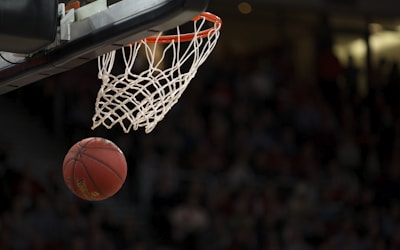 NBA篮球赛洛杉矶湖人队对阵金州勇士队，球员扣篮精彩瞬间，看球网体育直播
